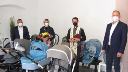 Bild: sei
Nicole Fichtl (Zweite von links) eröffnete in Mantel ein Geschäft für Kinderwagen. Pfarrer Thomas Kohlhepp (Zweiter von rechts) segnete die Räume. Bürgermeister Richard Kammerer (rechts) gratulierte mit Blumen und dem Manteler Wappen zur Eröffnung. Hausherr Siegfried Janner (links) freut sich, dass sein Haus weiter ein Geschäftshaus bleibt.