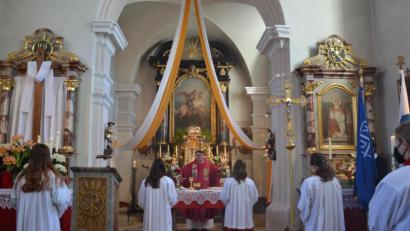 Bild: gi
Pfarrer Udo Klösel feierte mit den Gläubigen coronakonform das Patrozinium der Ortskirche, die Sankt Georg geweiht ist.