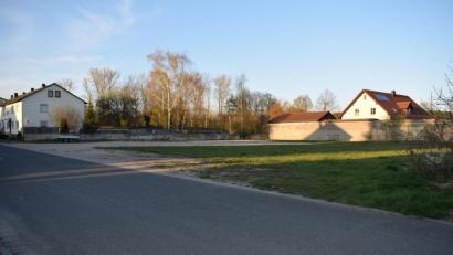 Bild: bnr
Auf dieser freien Fläche in der Naabstraße soll der neue Kindergarten mit Krippe gebaut werden.