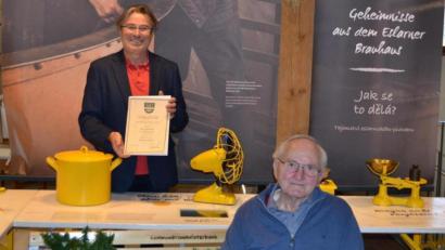Bild: Markt Eslarn/exb
Bürgermeister Reiner Gäbl (hinten) ehrt Kommunbraumeister Georg Zierer zum 70. Berufsjubiläum.