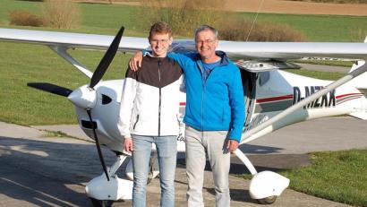 Bild: mfh
Fluglehrer Bernd Keck (rechts) ist stolz auf seinen Sohn Samuel (links), der seinen ersten Alleinflug mit Bravour absolviert hat.