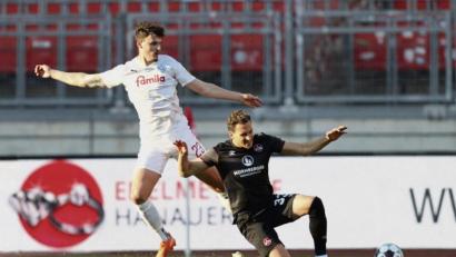 Bild: Daniel Karmann/dpa
Nürnbergs Georg Margreitter (rechts) und Kiels Torschütze Janni Serra kämpfen um den Ball. Der Club holte gegen den Aufstiegsaspiranten ein mehr als verdientes 1:1.