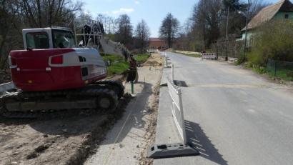Bild: rn
Die letzte Lücke des Gehwegs zwischen Kirchweg und Rußweiher wird geschlossen.
