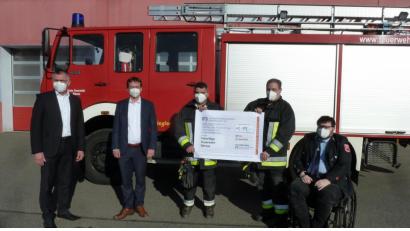 Bild: bir
Durch die Crowdfunding-Aktion wurden Spendengelder für eine Drohne für die Feuerwehr Bärnau gesammelt. Im Bild (von links): Regionalmarktleiter Berthold Bauer, Geschäftsstellenleiter Günter Zwerenz, Erster Kommandant Michael Zintl, Zweiter Kommandant Christian Schedl und Zweiter Vorsitzender Florian Schwägerl.