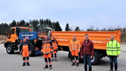 Bild: Martin Beck/exb
Bürgermeister und Bauhofmitarbeiter freuen sich über den neuen Kipper (von links): Thomas Dotzler, Matthias Bauer, Norbert Allwang, Bauhofleiter Roland Siegler, Bürgermeister Hermann Falk und Diplom-Ingenieur (FH) Thomas Dotzler).
