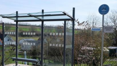 Bild: do
Ein neues Buswartehäuschen verschönert die Ortseinfahrt in Apfelbach.