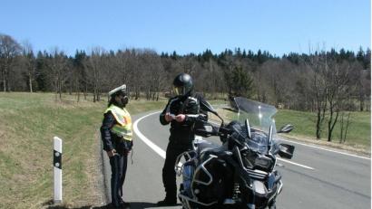 Bild: PI Tirschenreuth/exb
Polizeihauptmeisterin Ramona Weiß von der Polizei Tirschenreuth überreichte den Motorradfahrern die Infobroschüre.