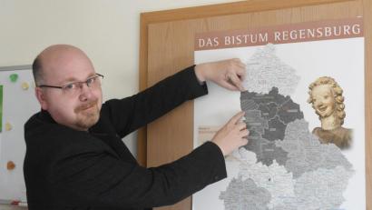 Bild: Gabi Schönberger
Dekan Johannes Lukas zeigt auf einer Bistumskarte die Ausdehnung des künftigen Dekanats Weiden-Neustadt, das die Gebiete der derzeitigen Dekanate Weiden, Neustadt und Leuchtenberg umfasst.