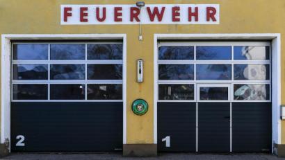 Bild: Hösamer
Das Gerätehaus der Feuerwehr Dachelhofen ist in die Jahre gekommen. Künftig werden sich die Aktiven einen neuen Standort mit den Ettmannsdorfer Kameraden teilen.