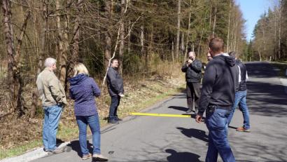Bild: bkr
Zum Bankett hin ist die Fahrbahn der Gemeindeverbindungsstraße zum Naabtal in Witzlasreuth an vielen Stellen abgesackt, wie die Messlatte zeigt. Vom eigenen Bauhof können die Schäden nicht behoben werden.