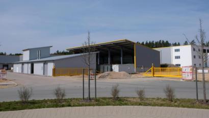 Bild: do
Schritt für Schritt errichtet die Schug-Gruppe in fünf Bauabschnitten das neue Lippert-Werk in Eschenbach. Im Endausbau will das Unternehmen bis zu 1000 Arbeitnehmer beschäftigen.