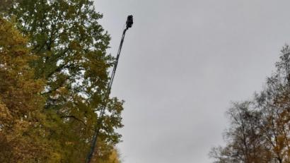 Archivbild: Stadt Waldsassen/exb
Mit der Feuerwehr-Drehleiter simulierte die Stadt Waldsassen im Herbst schon mal die Höhe des neuen Aussichtsturms. In der Nähe der Sitzbank beim Kuglerweiher, unweit der Lourdes-Grotte, soll die Attraktion entstehen.