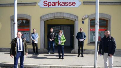Bild: bey
Sparkassen-Vorstandsvorsitzender Gerhard Hösl (links) und Bürgermeister Rainer Rewitzer (rechts) überreichen den Vereinsvorsitzenden oder Abteilungsleitern Stefan Kabitschke, Bernhard Vater, Irene Bock und Bernd Piehler (hinten, von links) die Spende aus der Gewährsträgerausschüttung 2021.