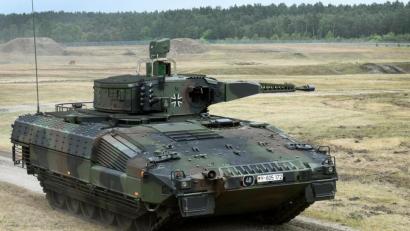 Archivbild: Holger Hollemann
Ein Schützenpanzer vom Typ Puma wird auf dem Erprobungsgelände des Unternehmens Rheinmetall in der Lüneburger Heide vorgestellt.