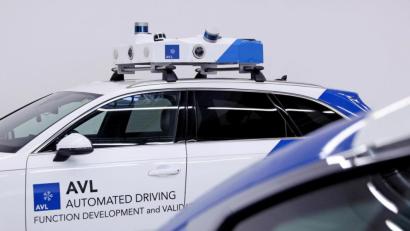 Bild: AVL Software and Functions GmbH
Mit einer digitalen Box am Dach eines Versuchsfahrzeugs sammelt AVL Daten von Situationen aus dem realen Straßenverkehr. Diese Referenzdatensätze bietet AVL der Industrie für die Entwicklung an.
