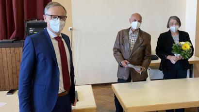 Bild: Markus Scharnagl/exb
Lothar Siller (im Bild zusammen mit Ehefrau Wilma) wurde am Montag in der Sitzung des Stadtrats von Bürgermeister Bernd Sommer (links) aus dem Gremium verabschiedet. Der Freie Wähler gehörte dem Gremium von Mai 1996 bis April 2020 ununterbrochen an.