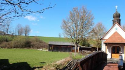 Bild: stg
Neben der Kapelle wird der neue Dorfplatz in Reuth entstehen.