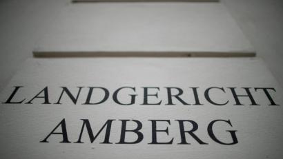 Symbolbild: Daniel Karmann/dpa
Vor dem Landgericht Amberg wird eine Messerstecherei aufgerollt, die sich im Mai 2020 im Amberger Dreifaltigkeitsviertel ereignet hat.