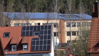Bild: bö
Ebermannsdorf setzt auf die Sonnenenergie. Über die Förderung zur Nutzung der Sonnenenergie ist man sich im Gemeinderat einig. Doch beim Erstellen des Förderkatalogs gehen die Ansichten in dem Gremium auseinander. Nicht alle Anlagetypen sollen zum Tragen kommen, lautete die mehrheitliche Meinung.