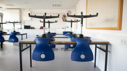 Symbolbild: Jonas Güttler/dpa
Wenn die Inzidenz unter 100 sinkt und da auch bleibt, können die Schulen wieder öffnen.