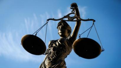 Symbolbild: David-Wolfgang Ebener
Eine Statue der Justitia hält eine Waage in ihrer Hand.