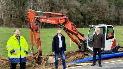 Bild: Gemeinde Freudenberg/exb
Geschäftsführer Udo Hartmann vom Ingenieurbüro Renner und Hartmann Consult, Bürgermeister Alwin Märkl und der Landtagsabgeordnete Harald Schwartz (von links) besichtigen die Bauarbeiten für die Wasserversorgung.