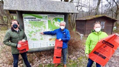 Bild: hai
Zum Startschuss der Aktion „Spurlos wandern - Müll vermeiden“ trafen sich stellvertretender Vorsitzender und Dritter Bürgermeister Franc Dierl, FGV-Vorsitzender Dieter Kottwitz sowie Bürgermeister Christian Porsch auf der Tauritzmühle (von links).