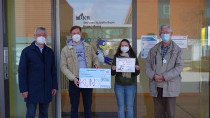 Bild: exb
Prof. Dr. Hugo Segerer (links) und Dr. Hans Brockard (rechts) dankten für die Spenden aus Altenstadt die von Julian Bäumler und Maria Lindner überbracht wurden.