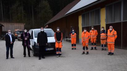 Bild: bö
Die Hohenburger Wasserwarte gehen künftig in einem Elektroauto auf die Suche nach Wasserrohrbrüchen. Bürgermeister Florian Junkes (Dritter von links) übergibt den Autoschlüssel an Wasserwart Mathias Niebler (Vierter von links). Mit dabei (von links): Thomas Kolleth von Mercedes Widmann und Pfarrer Hans Jürgen Zeitler, rechts die weiteren Bauhofmitarbeiter.