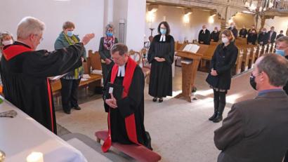 Bild: nm
André Fischer segnete den neuen Flossenbürger Pfarrer Volker Wappmann. Für drei Jahre kümmert sich der nun um die evangelische Pfarrei in der Grenzgemeinde.
