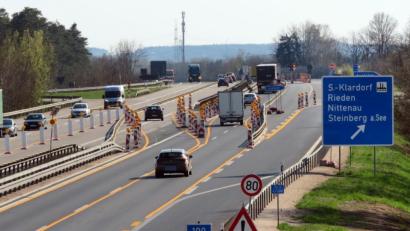 Bild: Gerhard Goetz
Derzeit ist einfädeln auf engen Fahrspuren angesagt. Wer in den kommenden Wochen in Richtung Regensburg auf der A 93 bei Teublitz abfahren möchte, wird des Öfteren nur über die Anschlussstelle Klardorf sein Ziel erreichen.