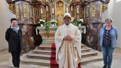 Bild: rha
Pater Robin Xavier wird zu seinem zehnjährigen Priesterjubiläum von Pfarrgemeinderatssprecherin Michaela Kreuzer (links) mit einem Sonnenhut und von Frauenbundsprecherin Monika Mrosek mit einer kleinen Zuwendung überrascht.