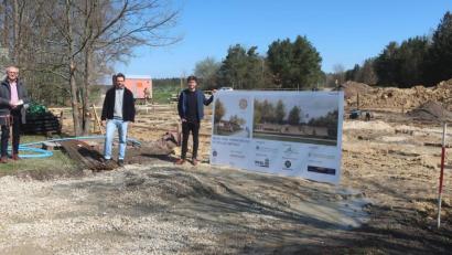 Bild: Hirsch
Bürgermeister Harald Bemmerl, Betreiber Sebastian Bernhard und Architekt Sebastian Göltl (von links) gaben den Startschuss für den Bau einer Pump-Track-Anlage mit Fahrradverleih und Cafe am Ostufer des Steinberger Sees.
