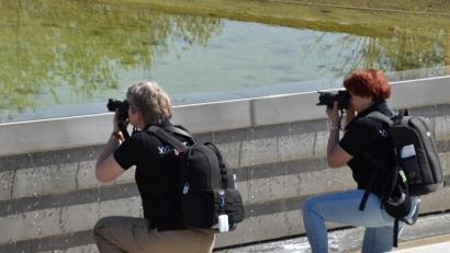 Bild: hcz
Die Fotografinnen Elke Englmaier und Margareta Czichon "unter" Wasser.