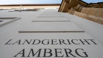 Archivbild: Armin Weigel/dpa
Vor dem Landgericht Amberg stand ein 46-Jähriger wegen einer Stich-Attacke auf einen Bekannten vor der Richterin.