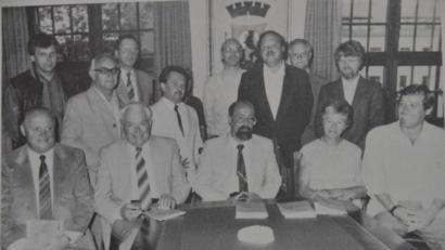 Bild: Archiv Elisabeth Dobmayer
Am 18. Juli 1986 präsentierte der damalige Bürgermeister Ernst Eichl (sitzend, Mitte) im kleinen Rathaussaal mit den Verantwortlichen des Heimatkundlichen Arbeitskreises den ersten Band der "Streifzüge".