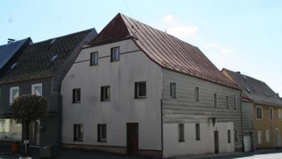 Bild: fpoz
Für das erworbene Gebäude Walbenreuther Straße 1 (Bild) gibt es laut Bürgermeisterin Margit Bayer bereits einen Planungsvorschlag.