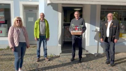 Bild: gac
Die Stadträte Martin Pöllath (Zweiter von links) und Hans-Jürgen Reitzenstein (rechts) überreichen dem Jubilar Kurt von Klenck im Namen von FDP und Freier Wählerschaft einen Präsentkorb.