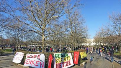 Bild: Gabi Schönberger
Über 50 Bürger demonstrieren in Weiden am Dienstag gegen den zeitgleich n der Max-Reger-Halle stattfindenden AfD-"Bürgeridalog".