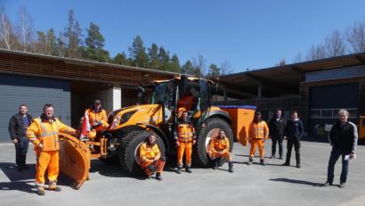 Bild: rn
Ein neuer Traktor verstärkt das Eschenbacher Bauhofteam. Bürgermeister Marcus Gradl (links) übergibt das Gefährt der Mannschaft.