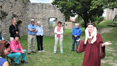 Archivbild: lg
Mit den "Zeitreisen" auf der Burg Murach hat sich das Theater-Ensemble "Ovigo" eine darstellerische Nische in der Pandemie erschlossen. Heuer sollen diese Sagen- und Erlebniswanderungen auf zwei weitere Schauplätze ausgeweitet werden.