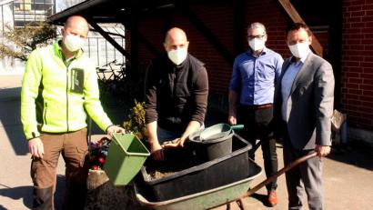 Bild: R. Kreuzer
Saatbomben für die Weidener Kindergärten: Diese Idee unterstützen (von links) Stefan Dürgner, Georg Erl, Daniel Tubifato und Oberbürgermeister Jens Meyer