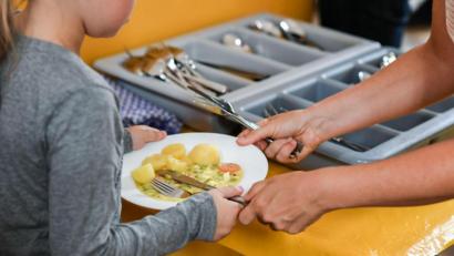 Symbolbild: Jens Kalaene/dpa
Direkt gekocht soll in der neuen Realschulküche nicht werden, aber die Ausgabe auch von warmem Essen möglich sein.