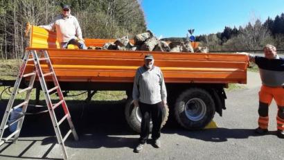 Bild: soj
Manfred Würstl (von links) und Dietmar Anzer unterstützten Bauhofmitarbeiter Alexander Schmidt bei den Abbrucharbeiten.