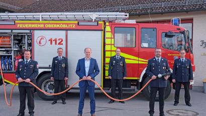 Bild: twi
Das Ergebnis der Briefwahl war eindeutig. Thomas Schwarz ist neuer Kommandant. Unser Bild zeigt von links den zweiten Kommandanten Peter Bodensteiner, Kreisbrandrat Dieter Schweiger, Bürgermeister Konrad Kiener, den ehemaligen Kommandanten und künftigen Kreisbrandrat Christian Demleitner, den neuen Kommandanten Thomas Schwarz und Vereinsvorsitzenden Markus Eichstätter (von links) nach der Auszählung.