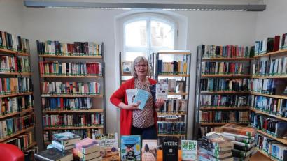 Bild: bph
Bücherei-Leiterin Elfriede Jauernig präsentieret stolz die neuesten Errungenschaften der Pfarrbücherei St. Johannes Nabburg. 70 neue Bücher aus der Bestsellerliste: Romane, Krimis und Sachbücher.