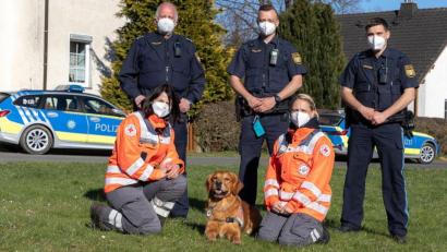 Bild: Polizei
v.l.n.r.: Der Einsatzleiter mit Beamten der Marktredwitzer Polizei, die Rettungshundeführerin mit Flächensuchhund „Jasper“ und eine Helferin der Rettungshundestaffel Hof.