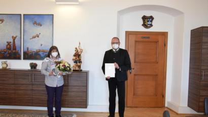 Bild: Landratsamt Neustadt/Marcel Weidner/exb
Bei der Ehrenzeichenverleihung würdigt Landrat Andreas Meier die Verdienste der Moosbacherin Petra Zielbauer.