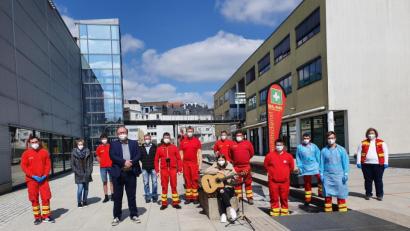Bild: Biczysko/fph
Mit Musik und Schokolade haben sich Schulleitung, Elternbeirat und Schüler bei den freiwilligen Helfern der DLRG bedankt, die jeden Sonntag um die 170 Gymnasiasten und andere Schüler im Cineplanet auf Covid-19 testen.