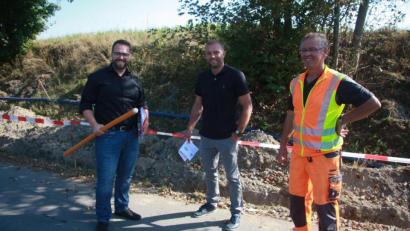 Archivbild: wro
Die erhoffte Stabilisierungshilfe käme auch der Verbesserung und dem Ausbau der Infrastruktur zugute. „Falkenberg treibt den Breitbandausbau voran“, betonte Bürgermeister Matthias Grundler (links) im September 2020 bei einem Baustellengespräch mit dem ausführenden Unternehmer Johannes Schaumberger und Bauhofleiter Richard Bitterer (rechts).